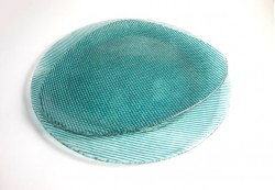 Plato circular e irregular en color aguamarina