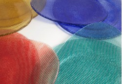 Platos irregulares y circulares en colores amarillo, azul, rojo y aguamarina