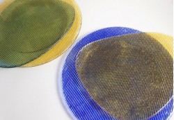 Platos irregulares y circulares en colores amarillo y azul