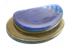 Platos irregulares y circulares en colores amarillo, aguamarina y azul
