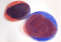 Platos irregulares y circulares en colores rojo y azul