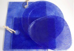 Platos irregulares y circulares y tablas de corte en color azul